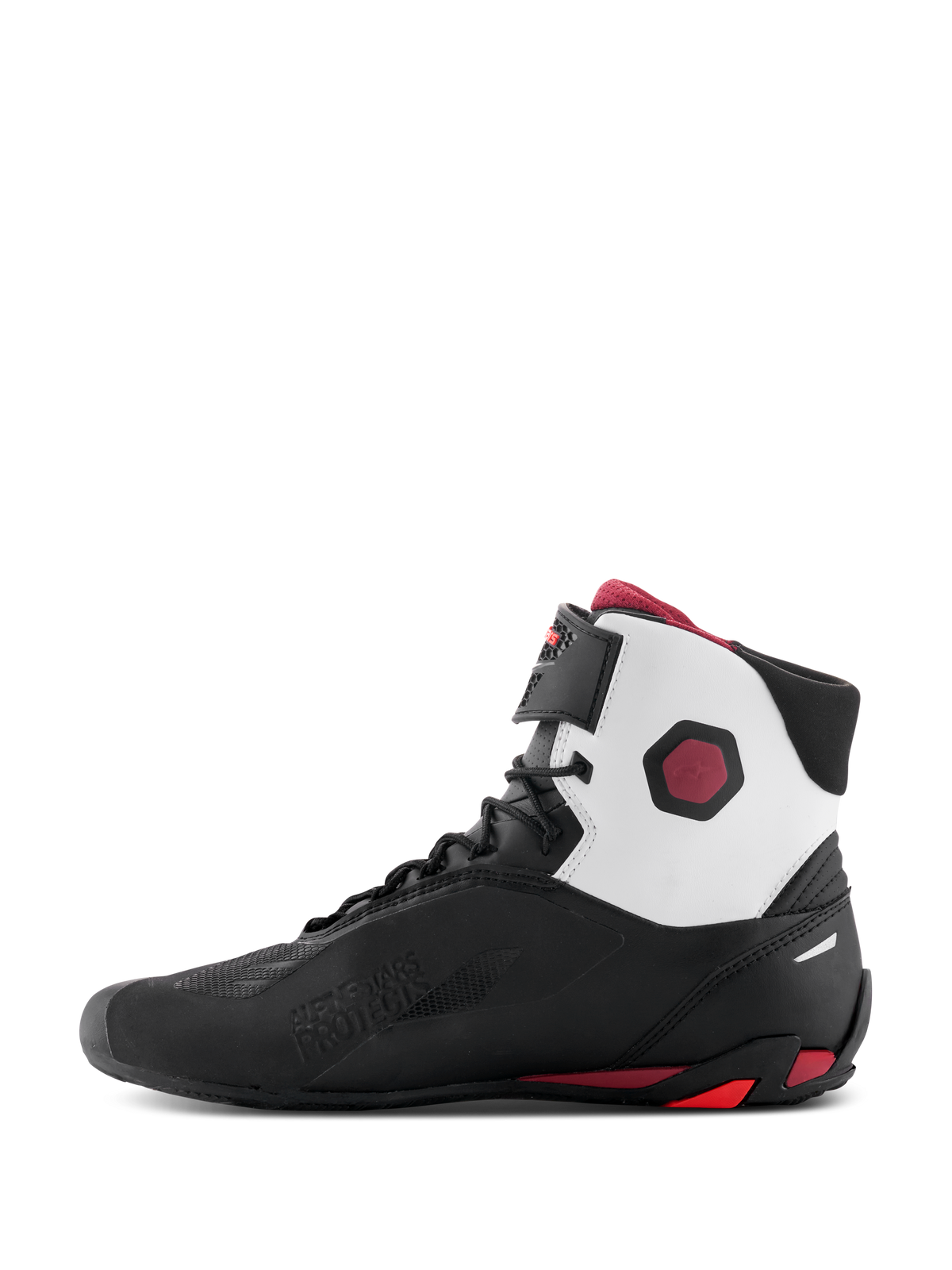 Chaussures Alpinestars Faster-4, chaussures de moto, noir, blanc et rouge foncé, vue de profil médial avec panneaux du col supérieur blancs, tige en microfibre noire et accents rouge foncé sur le talon et la cheville.