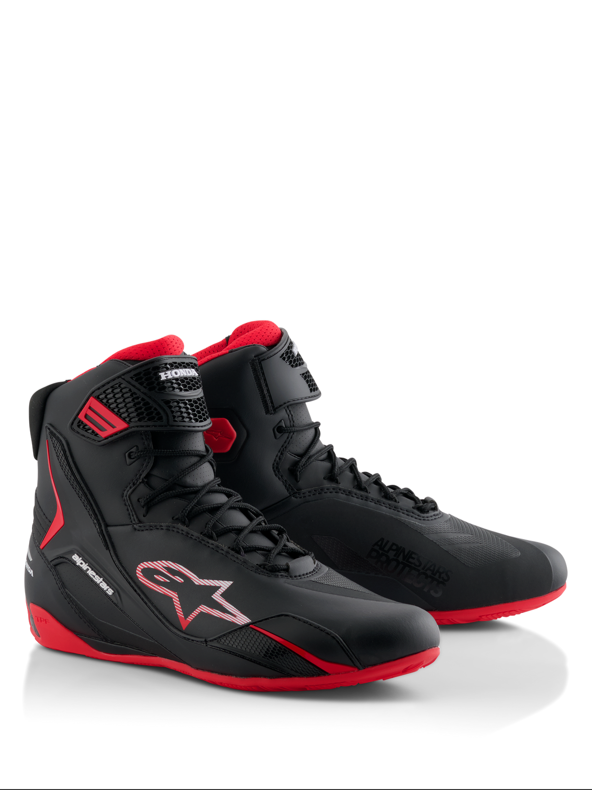 Chaussures Alpinestars Honda Faster-4, chaussures de moto, noir et rouge, design montant élégant avec fermeture à lacets et sangle à la cheville, dotées de semelles rouges et des logos Alpinestars et Honda.