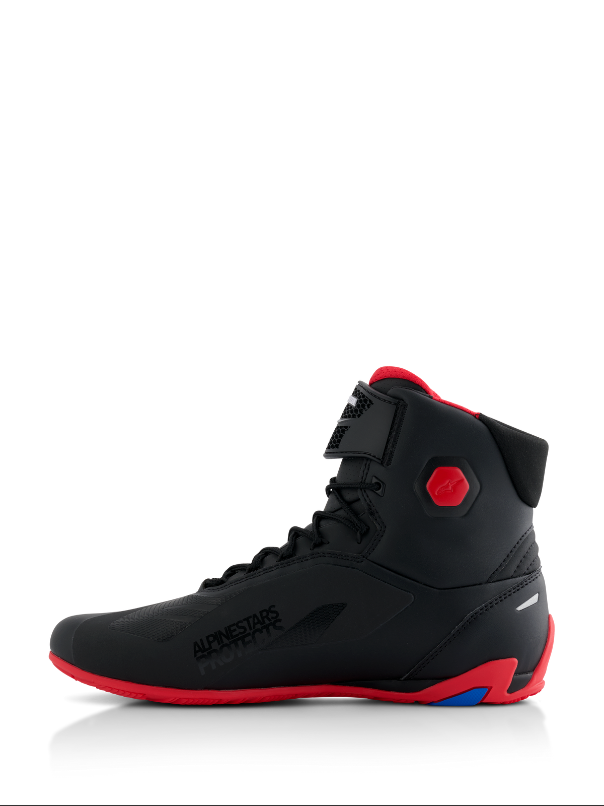 Chaussures Alpinestars Honda Faster-4, chaussures de moto, noir et rouge, vue de profil, dotées d'une semelle rouge vif et d'une protection de cheville hexagonale, style baskets montantes avec fermeture à lacets et sangle auto-agrippante, marquage « Alpinestars Protects », chaussures de performance élégantes pour la conduite sur route