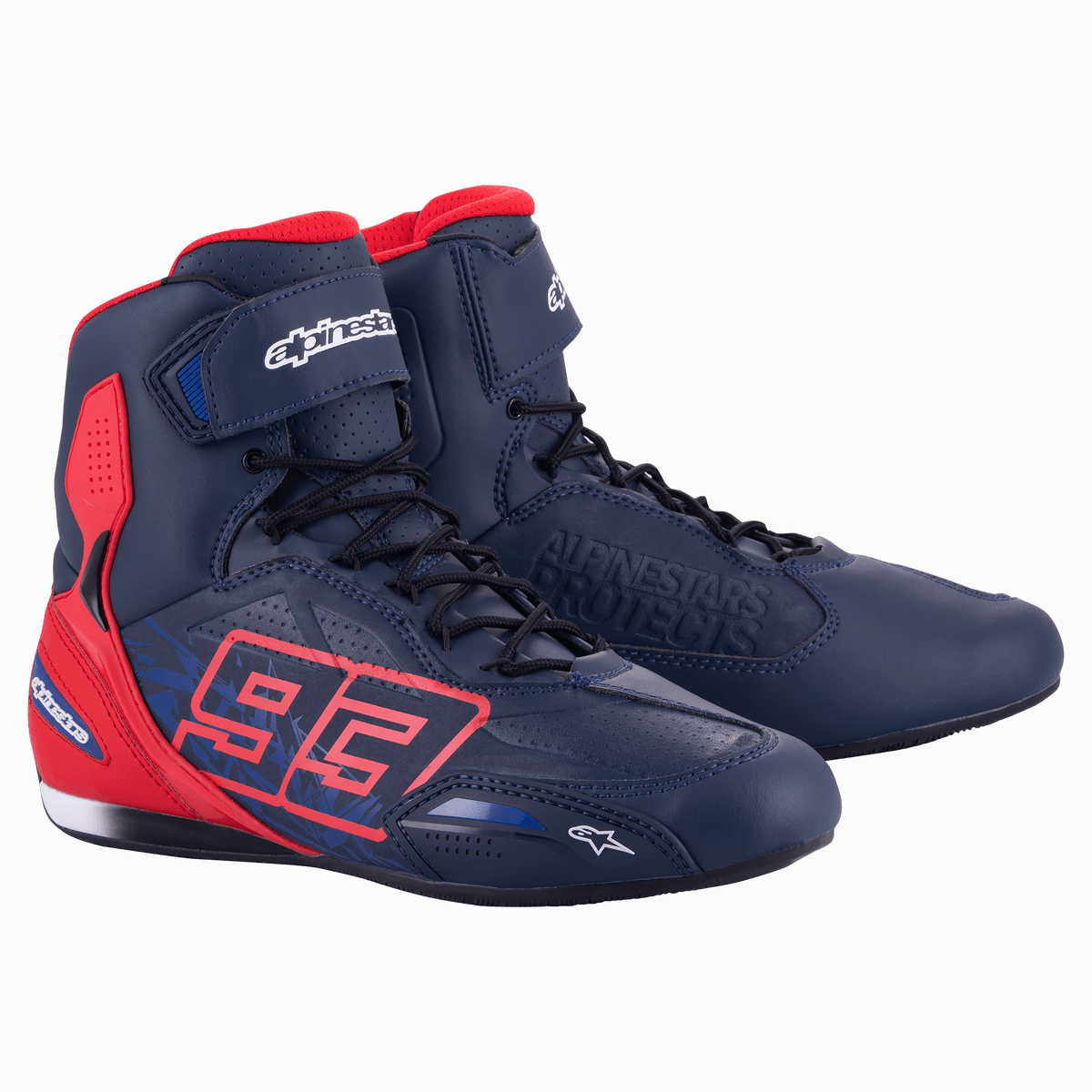 Alpinestars MM93 Austin Riding Shoe, chaussures de moto montantes, bleu marine et rouge vif, arborant le logo 93 distinctif sur le côté, fermeture sécurisée par lacets et sangle auto-agrippante, design sportif pour la conduite sur route