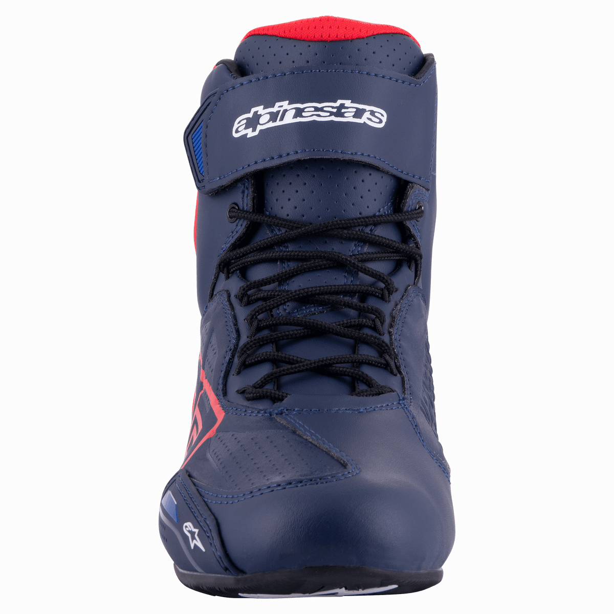Chaussure de moto Alpinestars Austin, vue de face, bleu marine et rouge vif, avec lacets noirs, sangle de cheville à scratch avec logo blanc et construction en microfibre perforée.