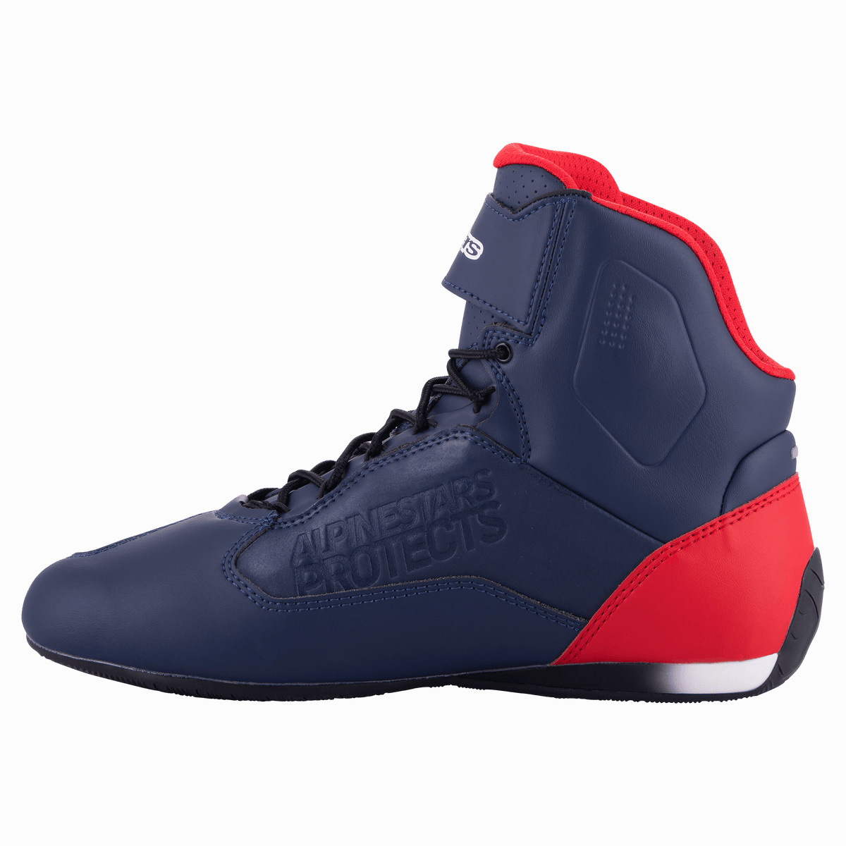 Alpinestars Austin Riding Shoe, Bleu Marine Nuit et Rouge Vif, vue de profil montrant la tige en microfibre bleu marine avec des accents rouges au talon et au col, lacets noirs, marquage embossé « Alpinestars Protects », chaussures de moto montantes.