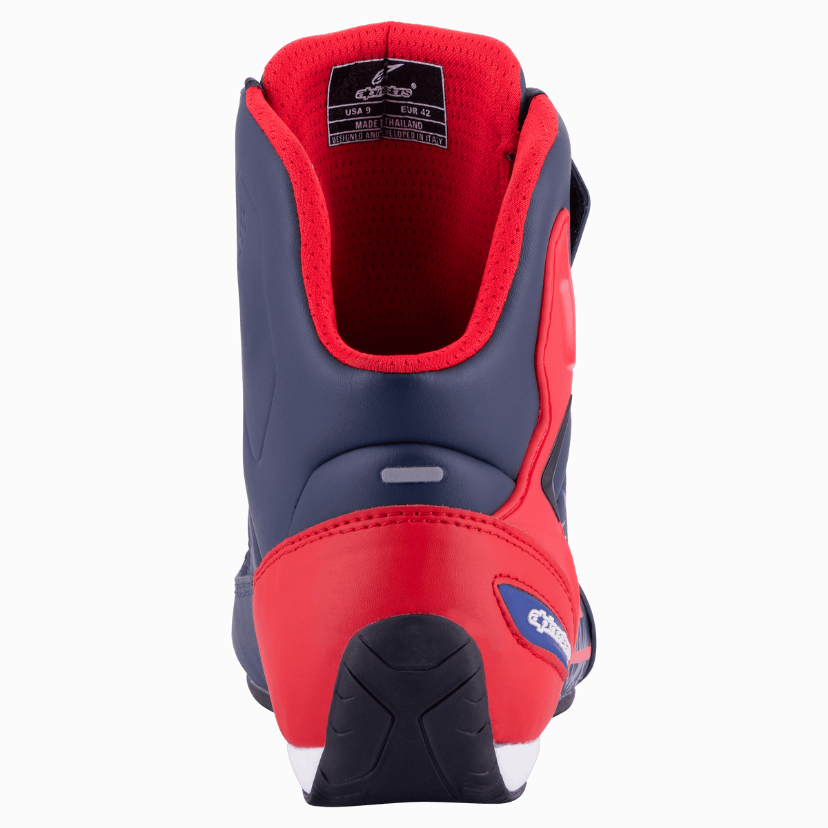 Chaussure de moto Alpinestars Austin, Bleu Marine et Rouge Vif, vue arrière montrant le contrefort de talon en TPU renforcé, la doublure en mesh rouge et la semelle extérieure en caoutchouc texturé, chaussures de moto sportives