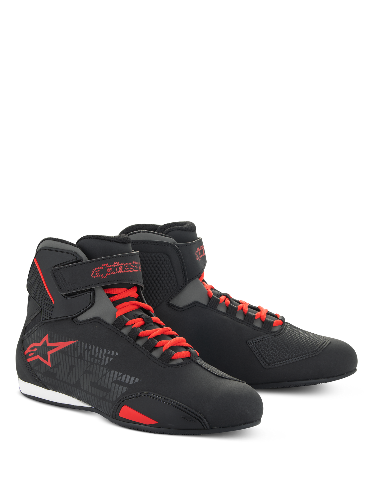 Chaussures Alpinestars Sektor, chaussures de moto basses, noir et rouge vif, avec système de laçage rapide rouge, sangles de cheville et logo étoile rouge, construction en microfibre pour la conduite sur route et sportive