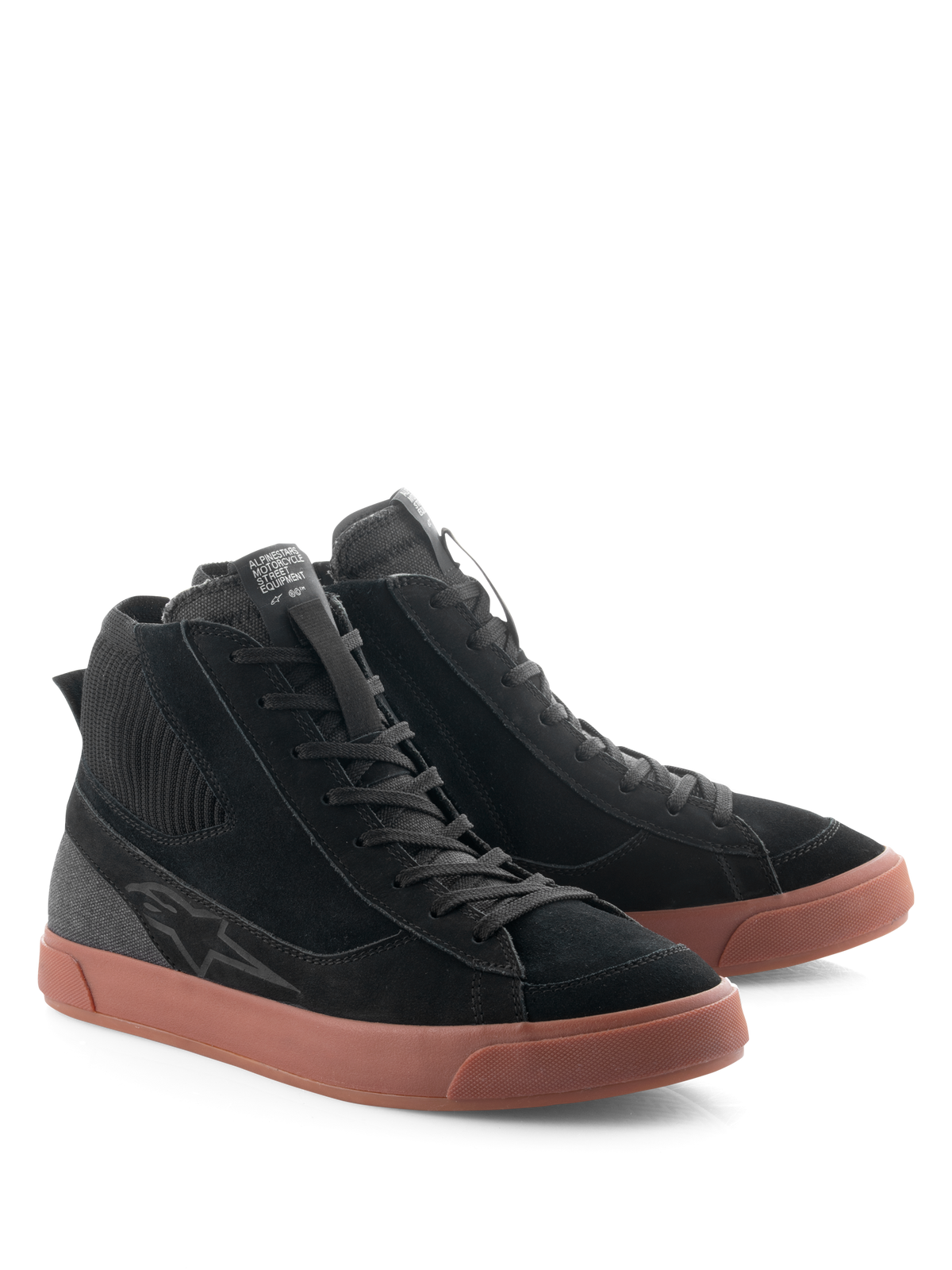 Chaussures Alpinestars Stated, chaussures de moto urbaines, noir et gomme, silhouette montante avec tige en daim noir et toile, semelle en caoutchouc vulcanisé marron, design rétro inspiré du skate pour une utilisation urbaine et sur route
