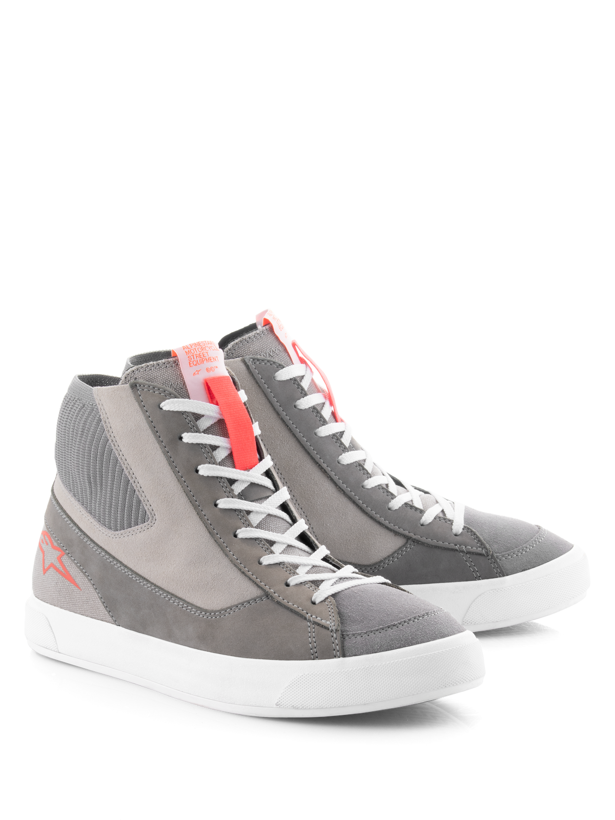 Chaussures Alpinestars Stated, chaussures de moto urbaines, Gris Clair Rouge Fluo Blanc, design de sneaker rétro avec semelle vulcanisée blanche, empiècements en daim et toile, avec des accents rouge fluo sur la languette et le logo latéral