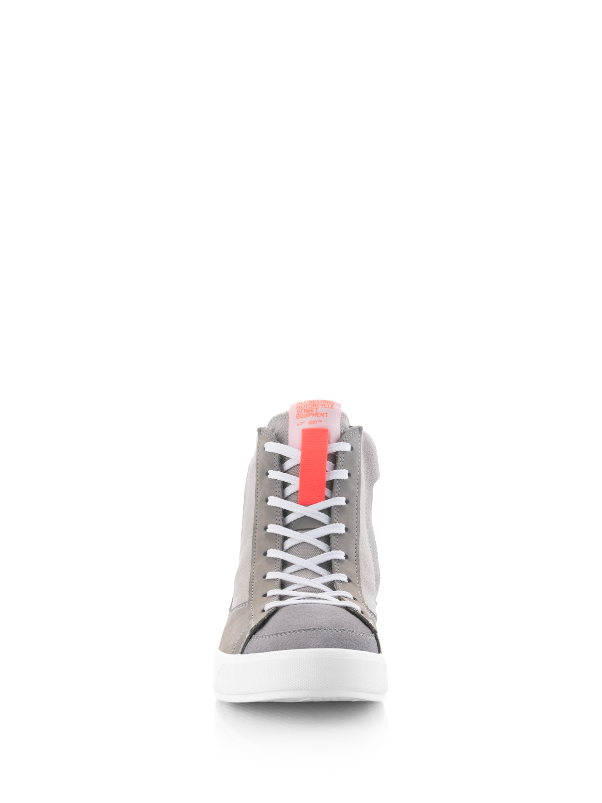 Chaussures Alpinestars Stated, chaussures de moto, gris clair, rouge fluo et blanc, vue de face montrant des lacets blancs, une tirette de languette rouge fluo et une semelle vulcanisée blanche, style sneaker urbaine rétro