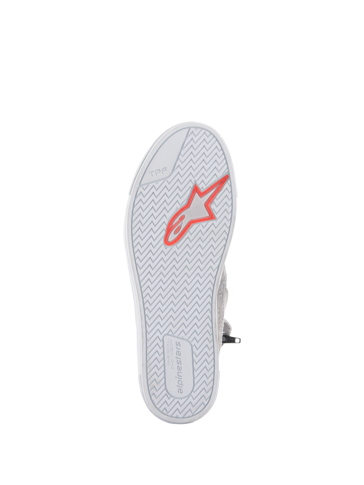 Chaussures Alpinestars Stated, chaussures de moto urbaines, gris clair et blanc, vue de dessous de la semelle en caoutchouc vulcanisé avec logo étoile rouge fluo, motif à chevrons pour l'adhérence, marquage TPF et logo Alpinestars sur le talon