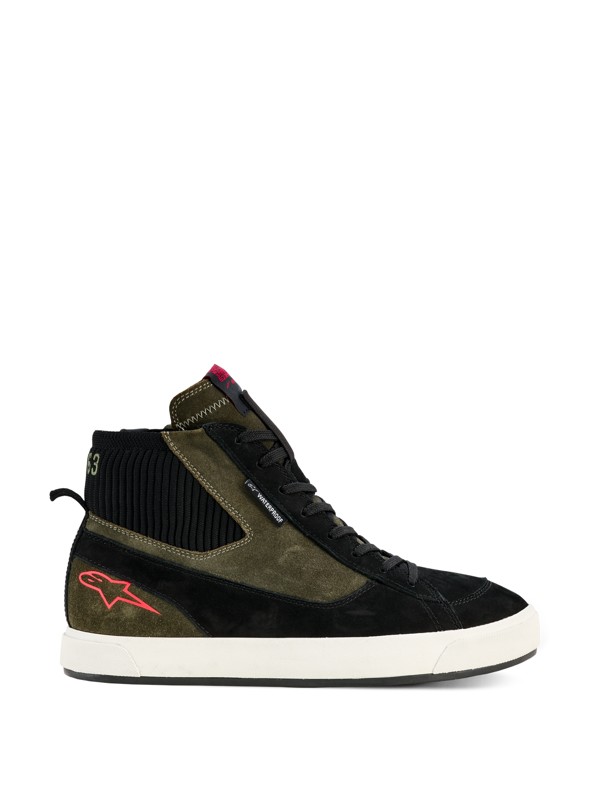 Alpinestars Stated Waterproof Shoes, baskets de moto montantes, construction en daim vert militaire et noir, semelle en caoutchouc vulcanisé blanc cassé, logo étoile rouge sur le talon, col de cheville côtelé noir, design d'inspiration urbaine