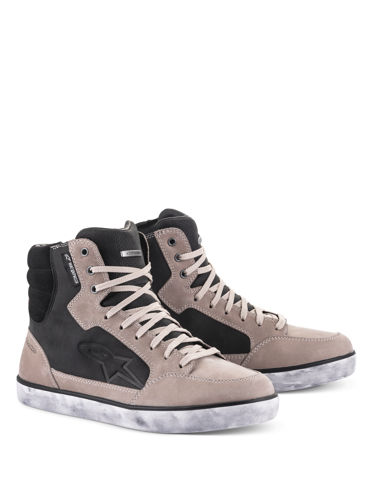 Chaussure Alpinestars J-6 Waterproof, bottines de moto, noir flint et blanc, design de basket montante avec semelle blanche effet vieilli, tige en daim et cuir avec logo étoile et étiquette imperméable, chaussures de conduite urbaine