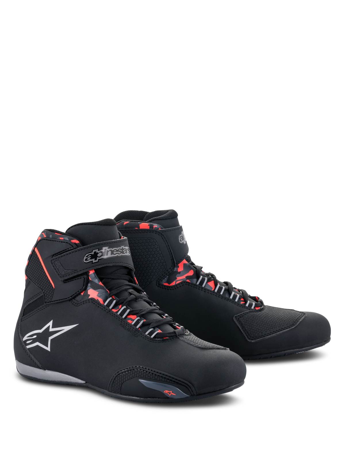 Chaussures imperméables Alpinestars Sektor, chaussures de moto, noir, gris foncé et rouge fluo, avec logo Alpinestars blanc, profil montant avec fermeture à lacets et sangle velcro, design imperméable pour la conduite sur route