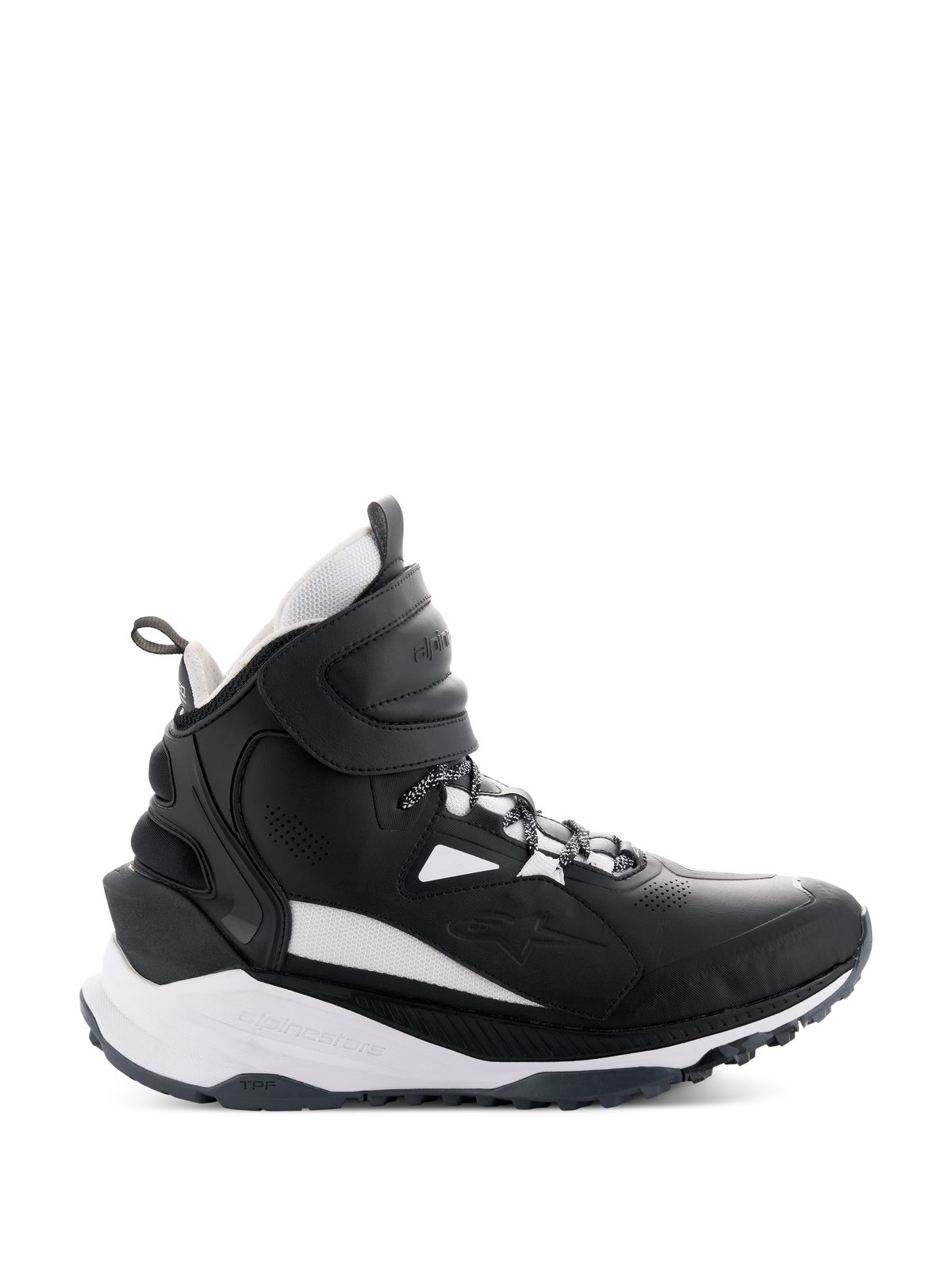 Chaussures Alpinestars Speedstreet, baskets de moto montantes, noires et blanches, vue latérale avec une large sangle de cheville auto-agrippante, semelle intermédiaire blanche épaisse avec marquages Alpinestars et TPF, et semelle extérieure en caoutchouc robuste pour la conduite urbaine