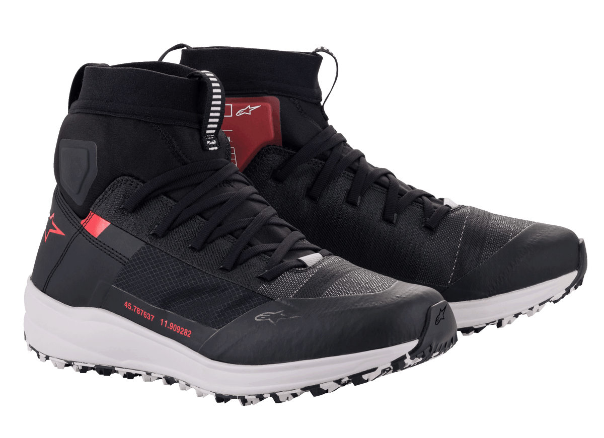 Chaussures Alpinestars Speedforce, chaussures de moto montantes, noir, blanc et rouge, avec une silhouette de chaussure de running, tige en textile MATRYX, semelle intermédiaire blanche et logo Alpinestars rouge, chaussures urbaines techniques pour la route