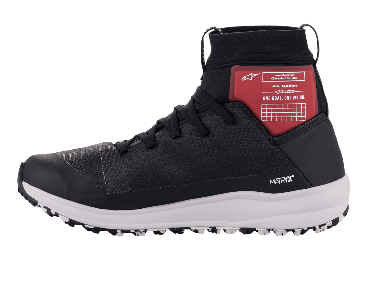 Chaussures Alpinestars Speedforce, chaussures de moto, noir, blanc et rouge, dotées d'une tige en textile MATRYX, protection de cheville montante avec empiècement graphique rouge, semelle intermédiaire blanche, silhouette inspirée du running pour la conduite urbaine