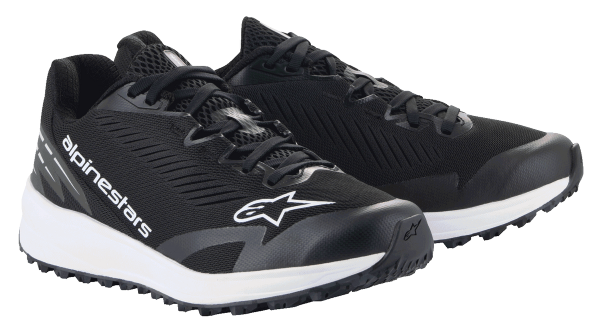 Chaussures Alpinestars Meta Road V2, chaussures sportswear, noir et blanc, tige en mesh respirant avec marquage Alpinestars blanc, semelle intermédiaire blanche épaisse, design athlétique pour les tenues de travail des équipes de course