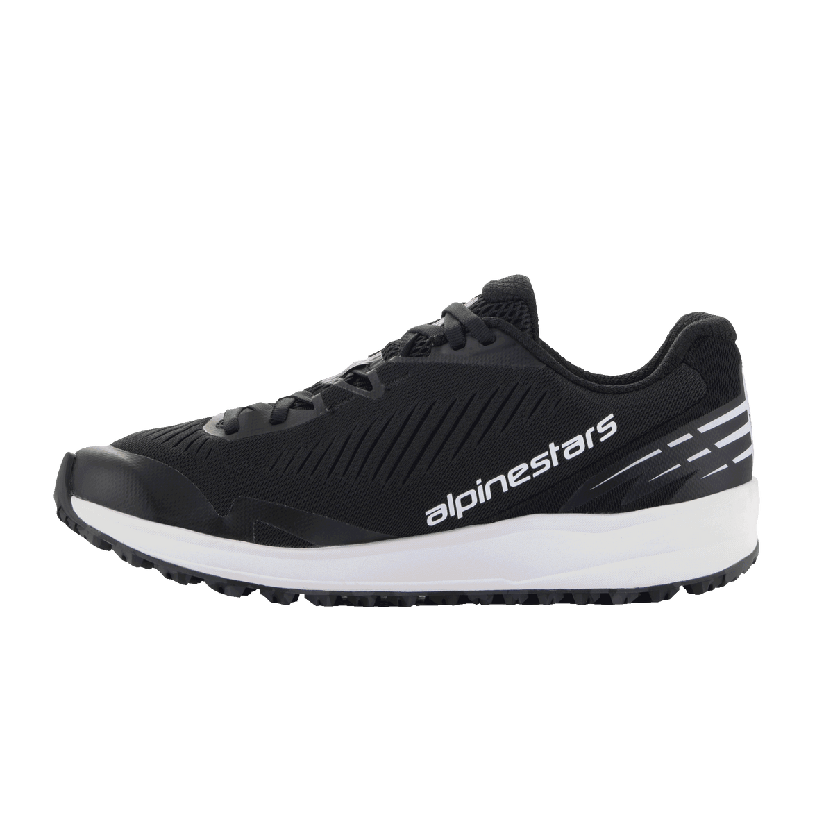 Chaussures Alpinestars Meta Road V2, chaussures sportswear, noir et blanc, tige en mesh respirant avec rainures texturées diagonales, semelle intermédiaire blanche épaisse, logo Alpinestars blanc sur le côté, rayures blanches sur le talon, design athlétique pour un usage décontracté et les tenues de travail des équipes de course