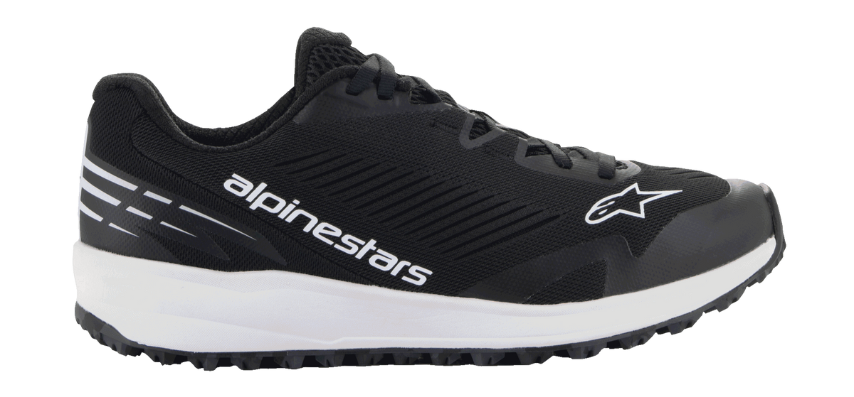 Chaussures Alpinestars Meta Road V2, chaussures de sport noires avec une épaisse semelle blanche, marquage Alpinestars et logo étoile blancs, tige en mesh texturé, lacets noirs et semelle extérieure robuste, design sportif léger pour les tenues de travail d'écurie et un usage décontracté