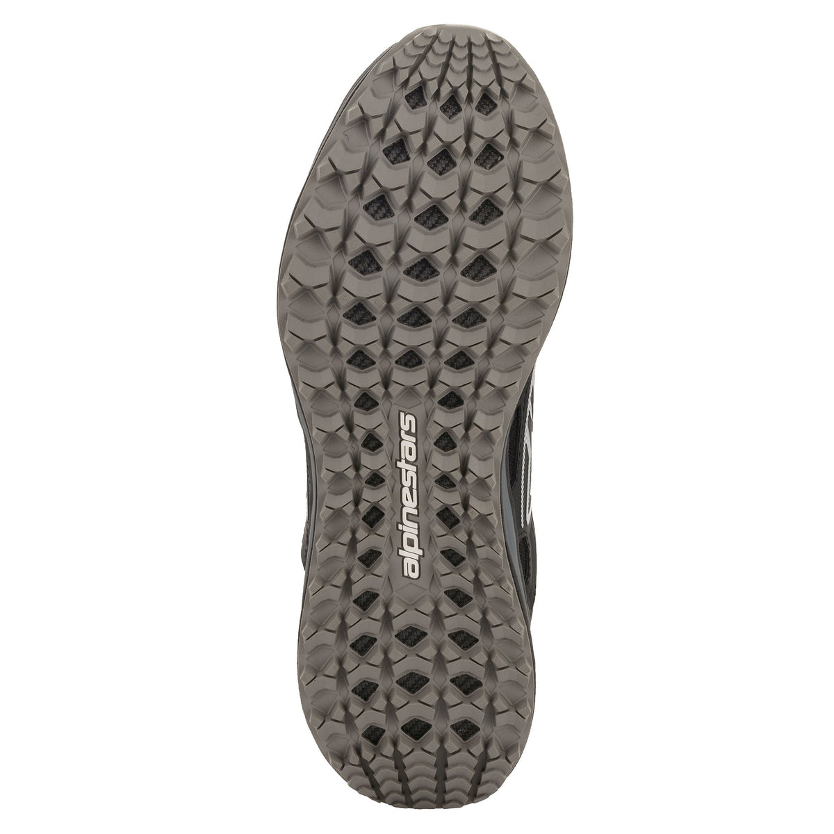 Chaussures Alpinestars Meta Trail, Noir Gris Foncé, vue de la semelle extérieure montrant une semelle en caoutchouc résistant à l'huile avec un motif à crampons texturés pour la traction, marquage Alpinestars central, chaussures de performance pour les environnements de paddock