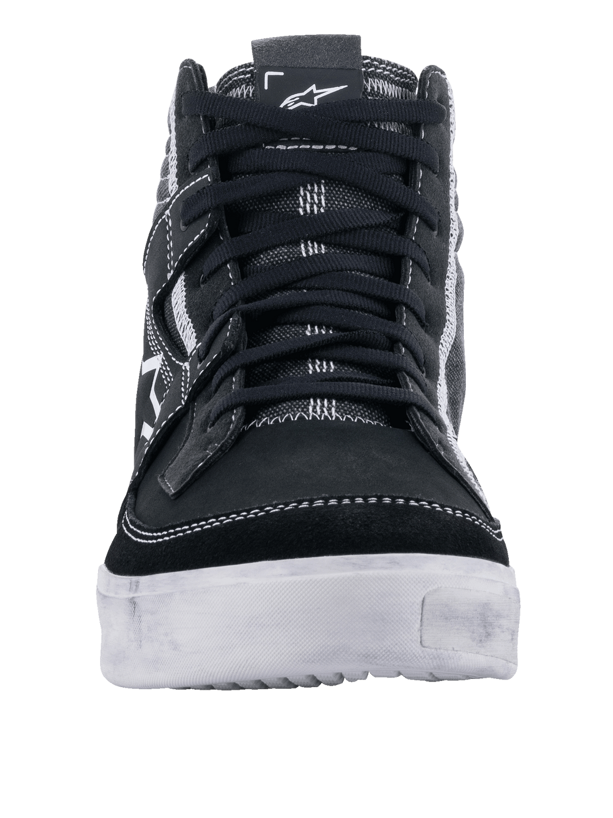 Chaussures de conduite Alpinestars Ageless, Noir Blanc Gris Cool, vue de face d'une chaussure de moto décontractée, tige en daim noir et toile avec surpiqûres blanches contrastées, semelle blanche durable, chaussures de conduite urbaine