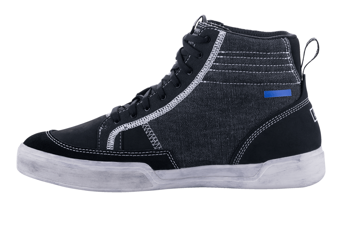 Chaussures Alpinestars Ageless Riding, chaussures de moto noir et gris froid, vue de profil, construction en toile et daim avec surpiqûres blanches contrastées, style baskets montantes avec semelle blanc cassé et lacets noirs.