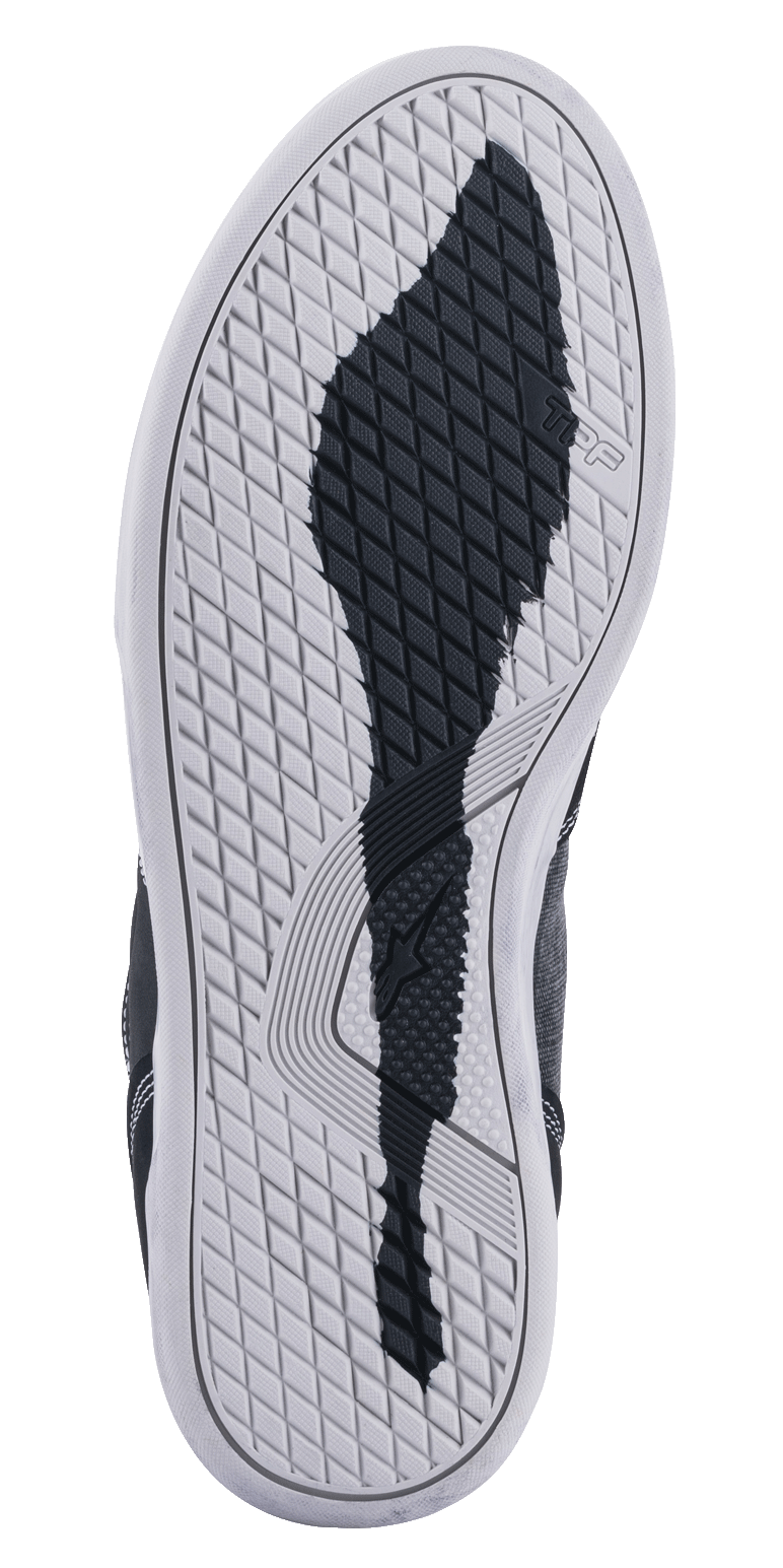 Chaussures de Conduite Ageless Alpinestars, vue de la semelle extérieure, semelle en caoutchouc blanc avec motif d'adhérence texturé noir, incluant les logos TPF et l'étoile Alpinestars, relief en forme de losange pour la conduite urbaine à moto