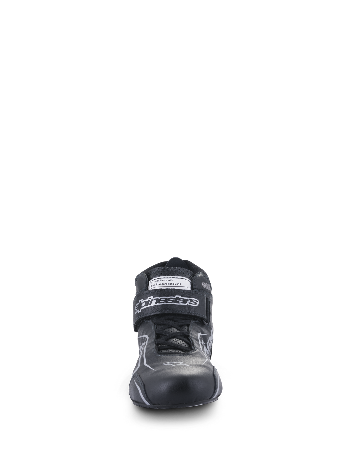 Chaussures Alpinestars Tech-1 T V3 FIA, chaussures de course automobile, noir et argent, vue de face montrant la construction en cuir de bovin, la sangle à boucle et crochet avec logo Alpinestars et l'étiquette d'homologation FIA, chaussures de pilotage haute performance