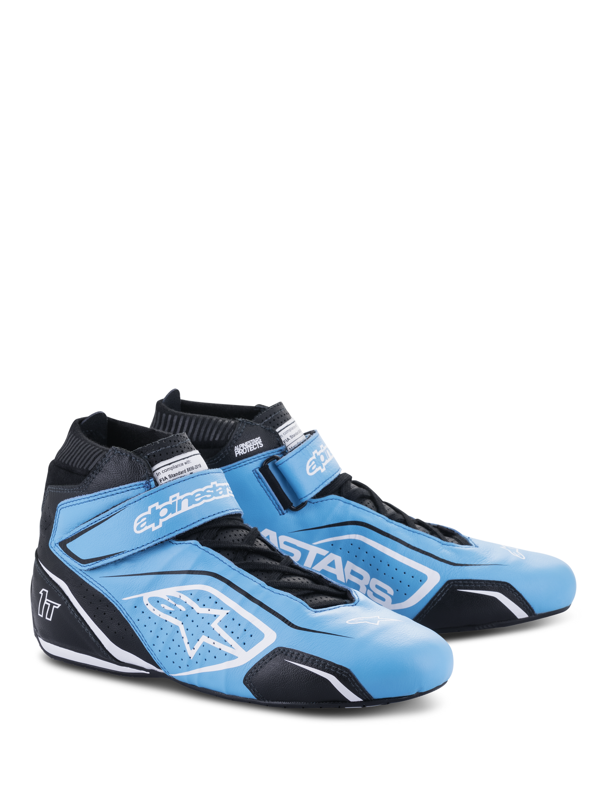 Chaussures Alpinestars Tech-1 T V3 FIA, chaussures de course automobile, bleu clair, noir et blanc, construction en cuir de bovin avec sangle à crochet et boucle et fermeture à lacets, arborant le logo étoile blanc et le marquage Alpinestars, chaussures de sport automobile professionnelles