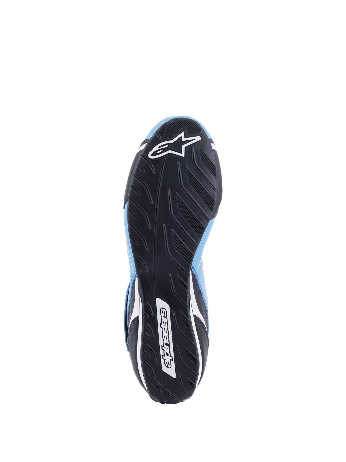 Chaussures Alpinestars Tech-1 T V3 FIA, vue de dessous de la semelle en caoutchouc noir, motif de bande de roulement asymétrique, logos étoile et lettrage Alpinestars blancs, accents en cuir bleu clair et noir, chaussures de performance pour la course automobile