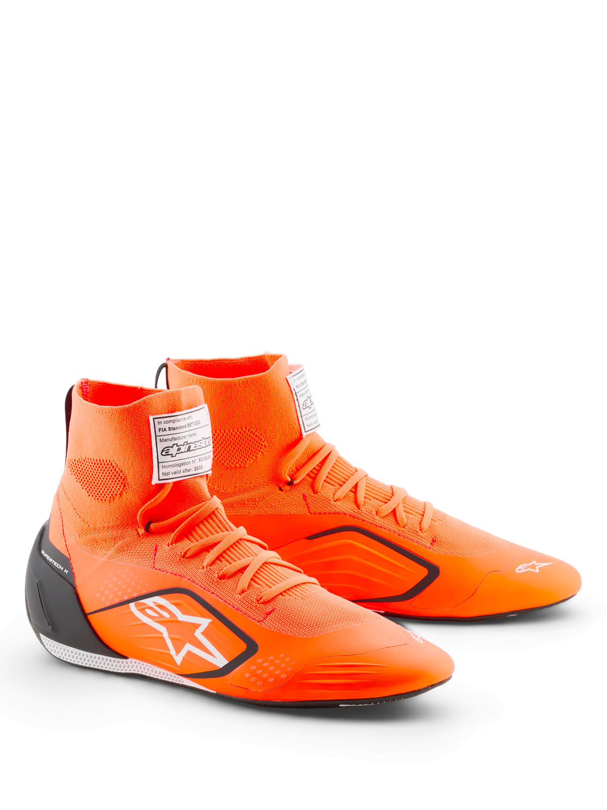 Chaussures Alpinestars Supertech K - FIA, chaussures de karting, orange fluo, noir et blanc, dotées d'une tige montante tricotée, d'un contrefort de talon en TPU noir, du logo Alpinestars blanc et de l'étiquette de certification FIA sur la languette