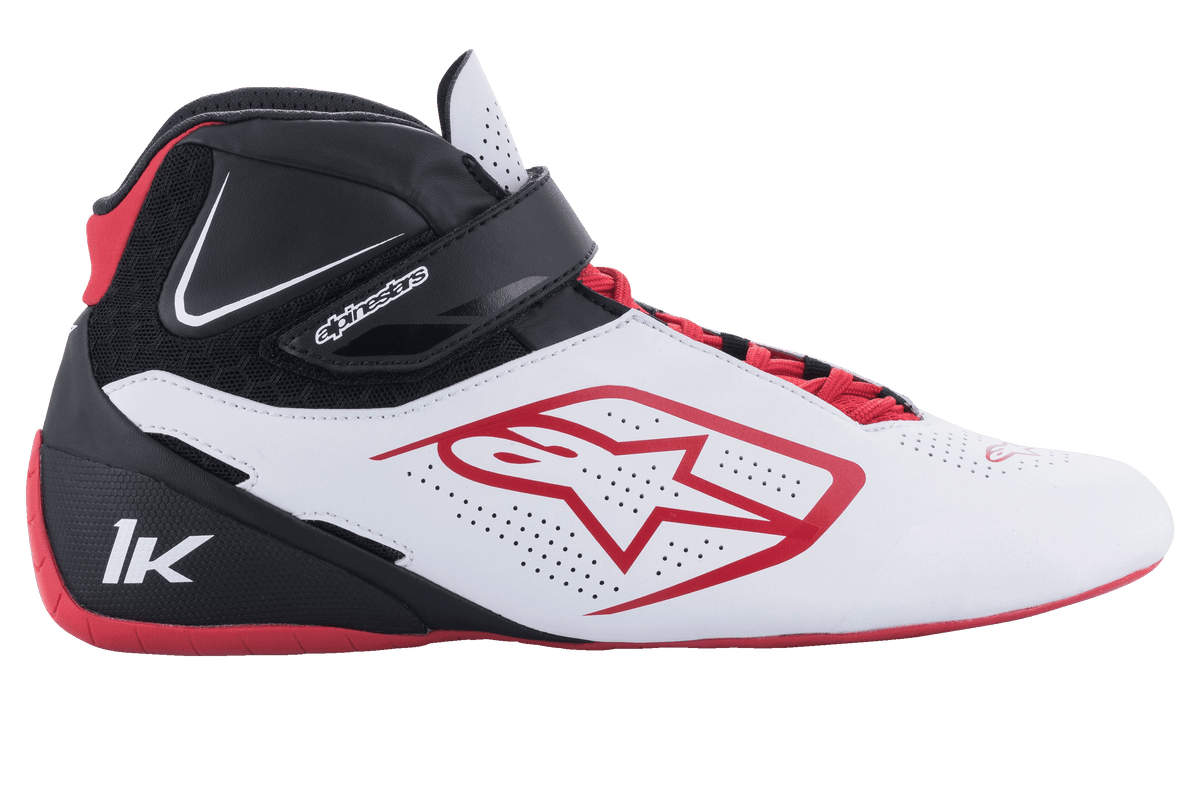 Chaussures Alpinestars Tech-1 K V2, chaussures de karting, blanc, noir et rouge, vue de profil présentant des panneaux blancs perforés, un logo d'étoile rouge, une sangle de cheville noire et des lacets rouges, équipement de sport automobile spécialisé