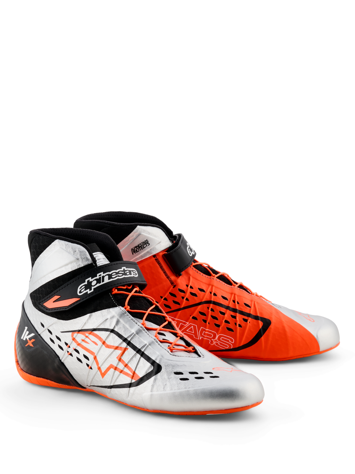 Chaussures Alpinestars Tech-1 KX V3 - FIA, chaussures de karting, noir, argent et orange fluo, design dépareillé avec une chaussure argentée et une chaussure orange, dotées d'un laçage asymétrique et de sangles de cheville réglables, conception légère pour la performance en course
