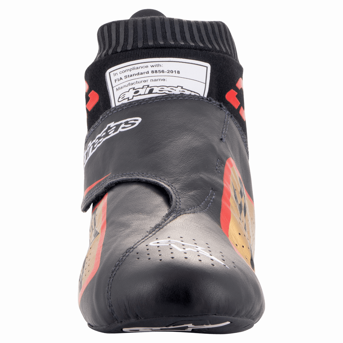 Chaussures Alpinestars Supermono V2 FIA, chaussures de course automobile, noir, or et rouge, vue de face montrant la tige élégante en cuir d'une seule pièce, la pointe perforée et le col chaussette ignifugé avec étiquette d'homologation FIA 8856-2018