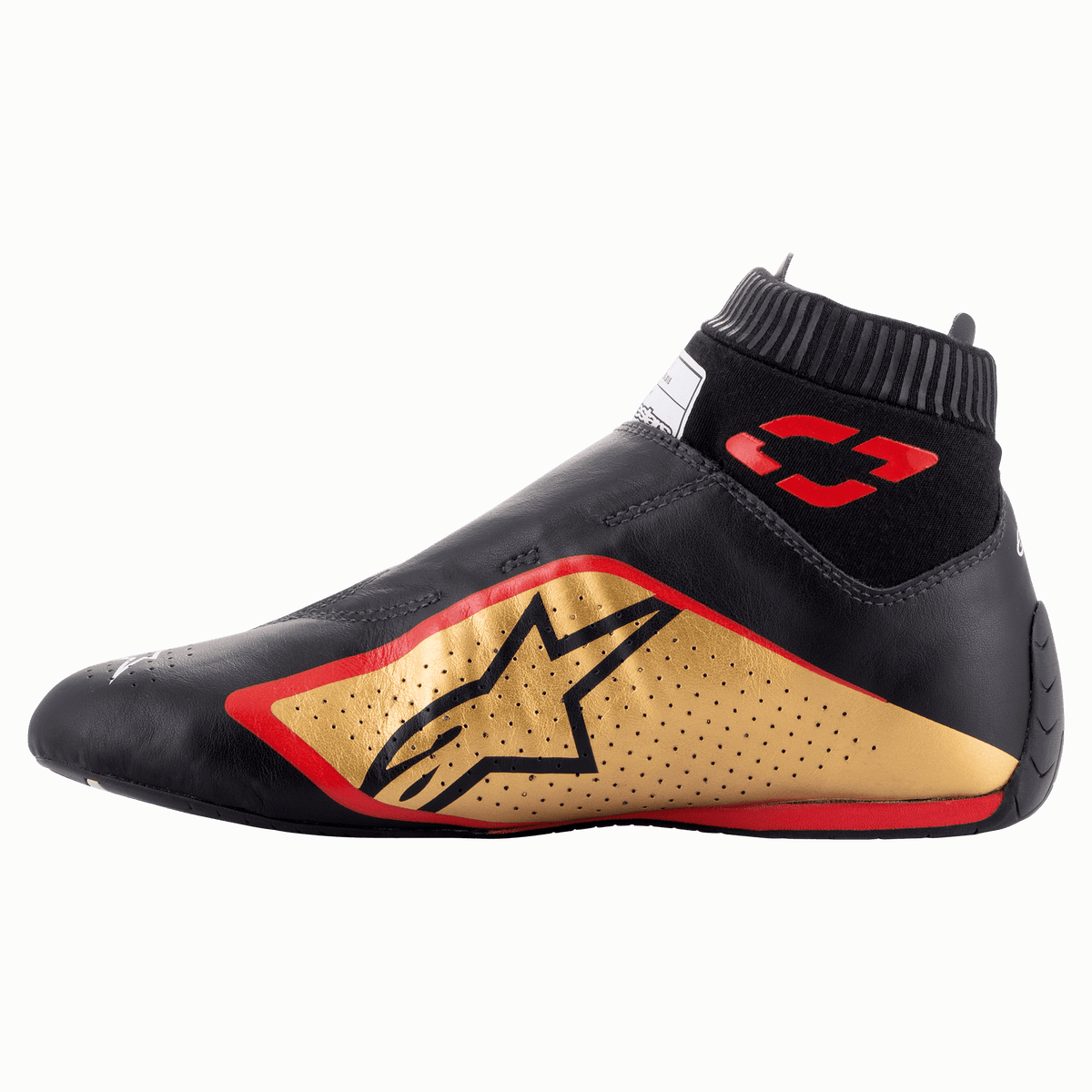 Chaussures Alpinestars Supermono V2 FIA, chaussures de course automobile, noir, or et rouge, vue de profil présentant une construction élégante en cuir d'une seule pièce, un panneau latéral doré avec logo étoile noir, des accents rouges et un col élastique côtelé.