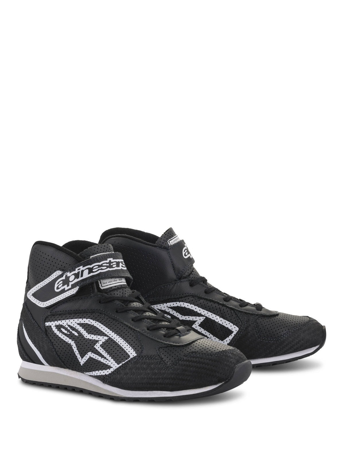Chaussures Alpinestars Radar, chaussures professionnelles pour équipes de stand, noir et blanc, conception en cuir avec zones de refroidissement perforées, avec logo Astars blanc sur le côté et sangle de cheville réglable, semelle en caoutchouc durable pour le garage