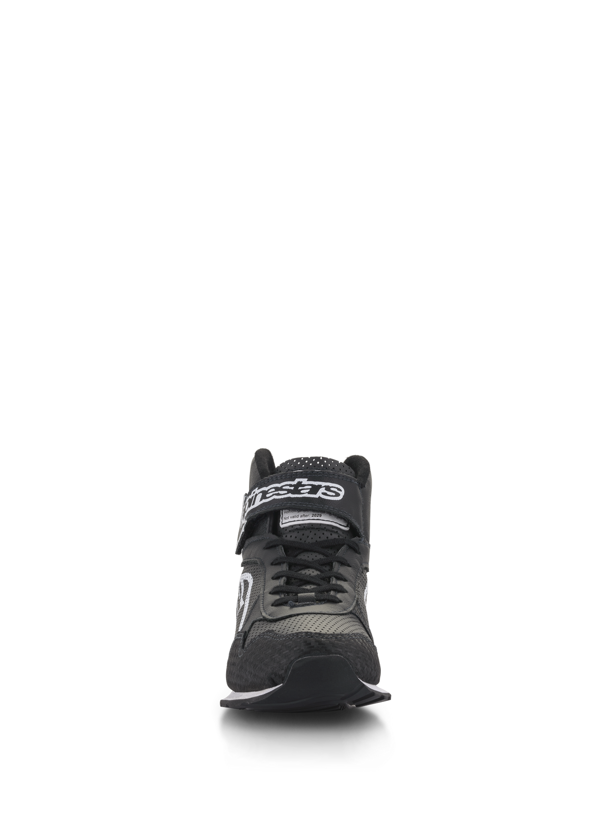 Chaussures Alpinestars Radar, chaussures de course automobile pour équipe de stand, noir et blanc, vue de face montrant des lacets noirs et une sangle de cheville à scratch avec logo blanc, tige en cuir perforé avec bout renforcé, chaussures professionnelles pour équipe de stand