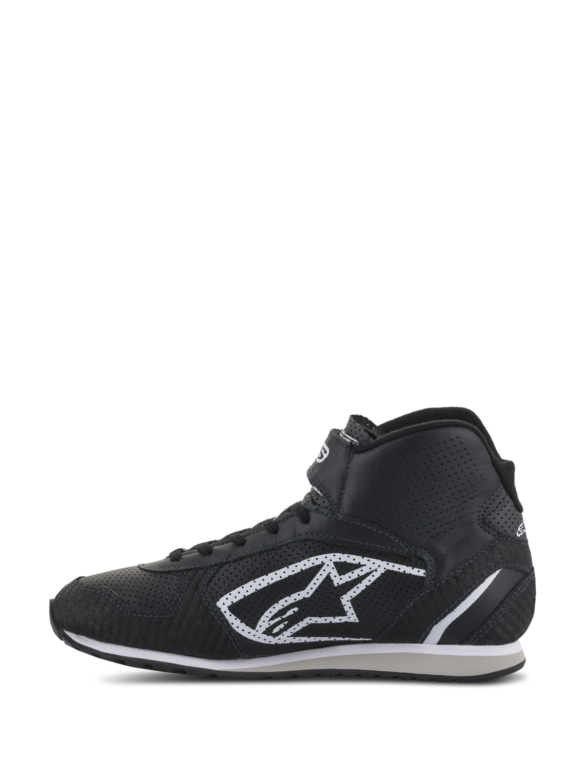 Chaussures Radar Alpinestars, chaussures pour équipe de stand de course automobile, noir et blanc, profil montant doté d'une tige en cuir perforé, logo A-star blanc emblématique sur le côté, sangle de cheville réglable à scratch