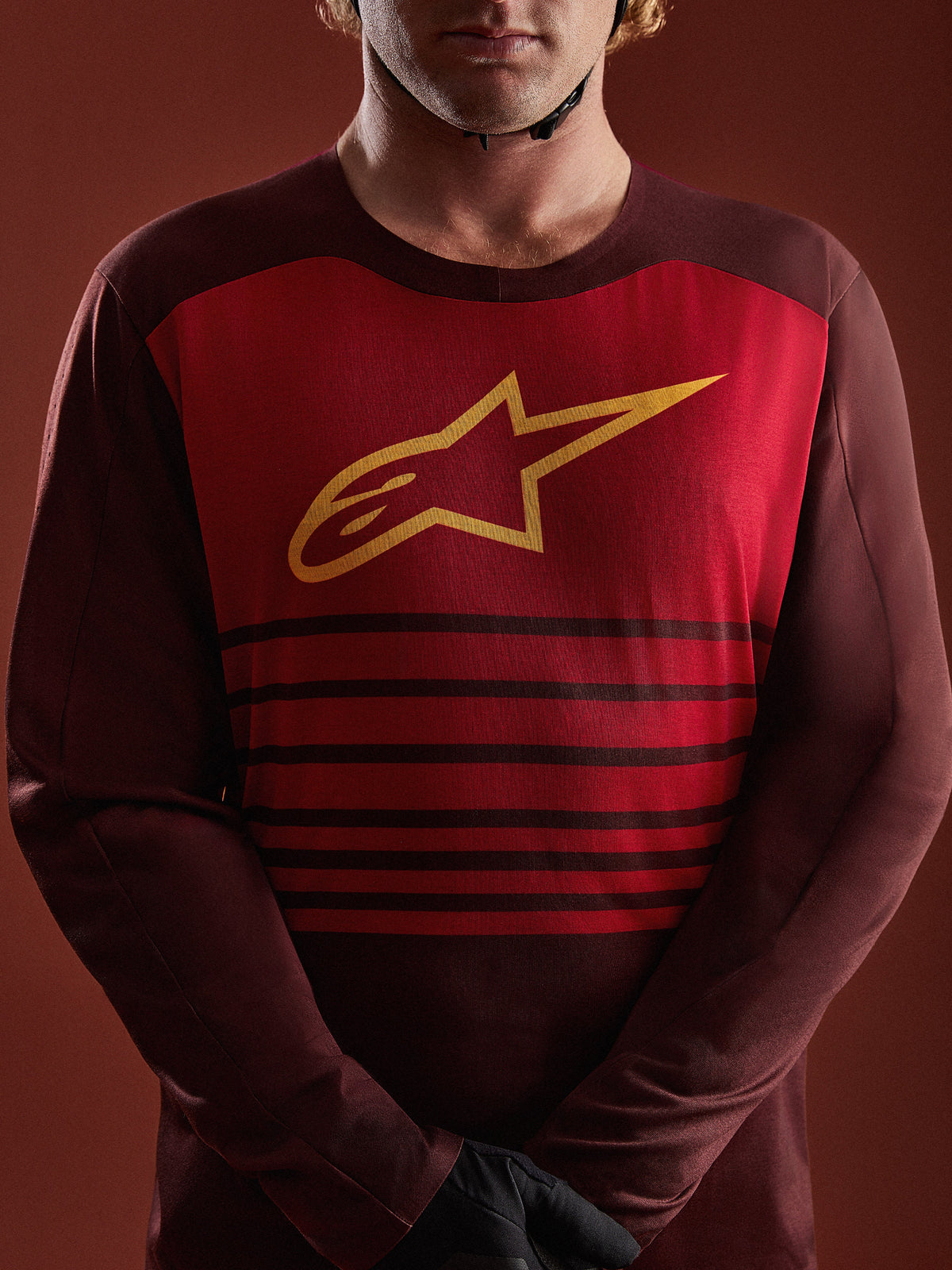 Maillot à manches longues A-Dura Elite bordeaux, avec panneau rouge, logo étoile jaune et rayures horizontales.