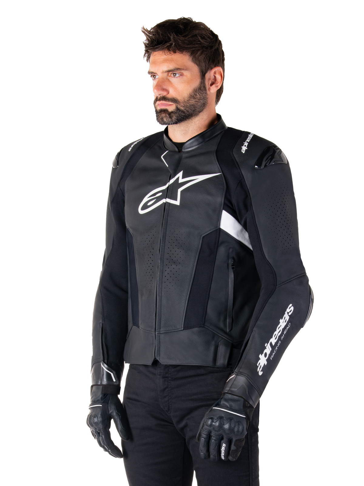 Veste en cuir Alpinestars Missile V3, noir et blanc, portée par un homme avec des gants de moto noirs, arborant un logo Alpinestars blanc proéminent sur la poitrine, des sliders d'épaules externes et des panneaux perforés pour un look d'inspiration racing.
