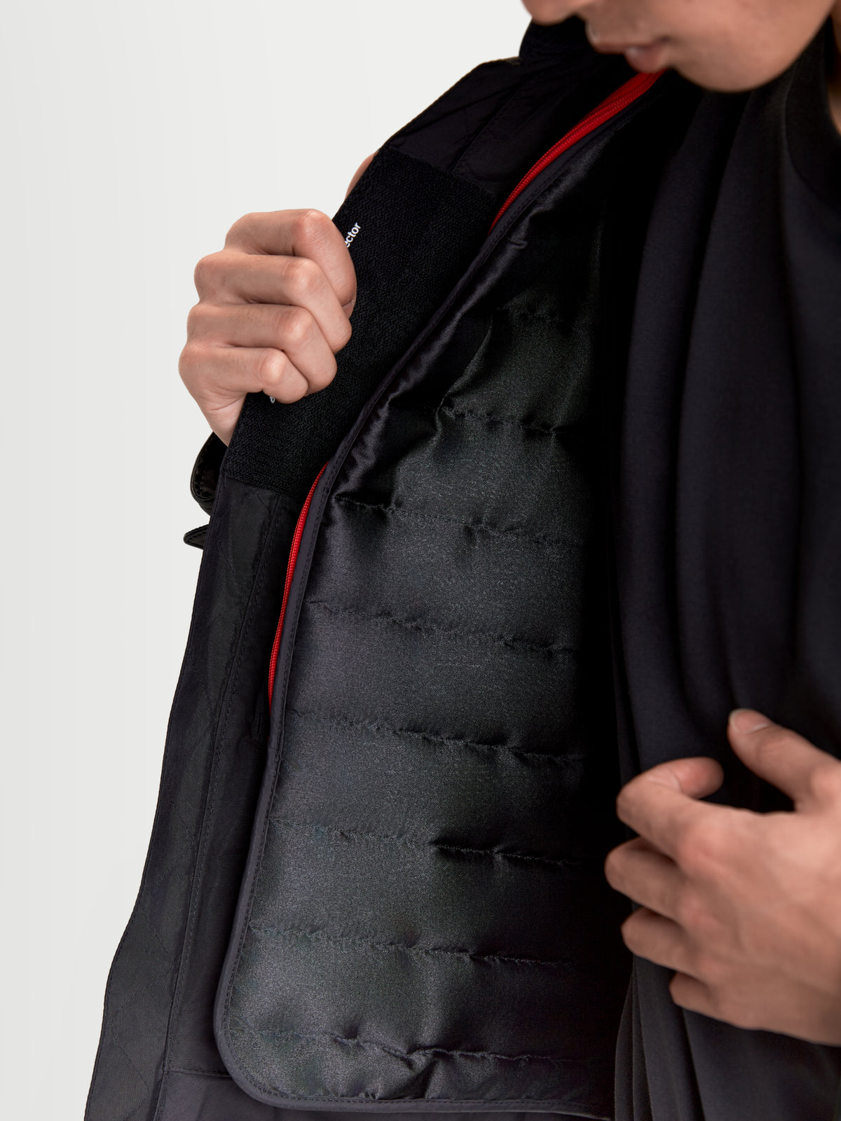 Alpinestars Revern Veste en cuir, blouson de moto urbain noir, vue rapprochée montrant la doublure thermique matelassée amovible et les détails de fermeture éclair rouge