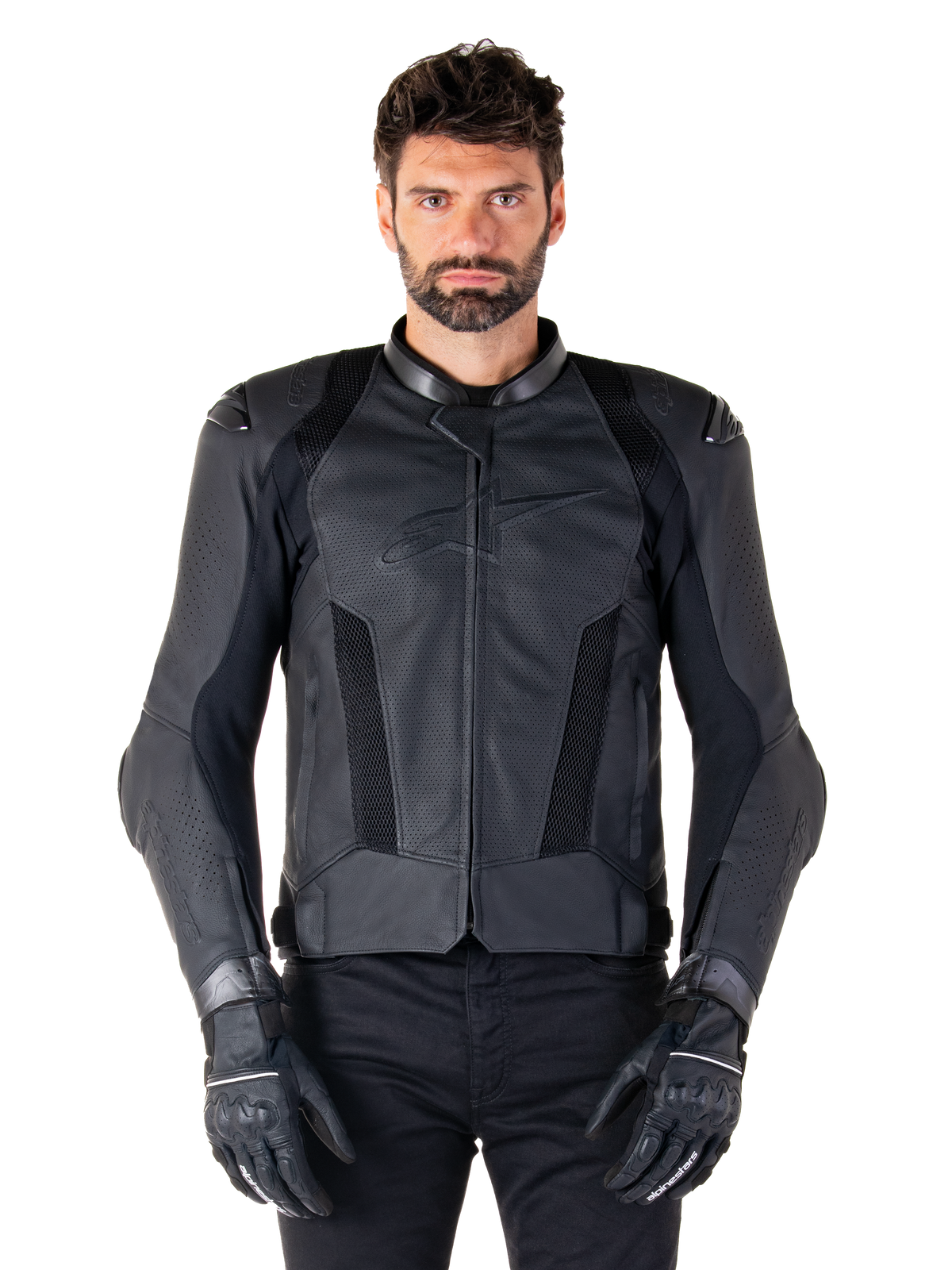Veste en cuir Alpinestars Missile V3 Airflow, noire, veste de moto de course, portée par un mannequin avec des gants et un pantalon noirs, dotée de panneaux en cuir perforé, d'une ventilation en mesh et de protections d'épaules externes, construction en cuir premium pour la conduite sportive