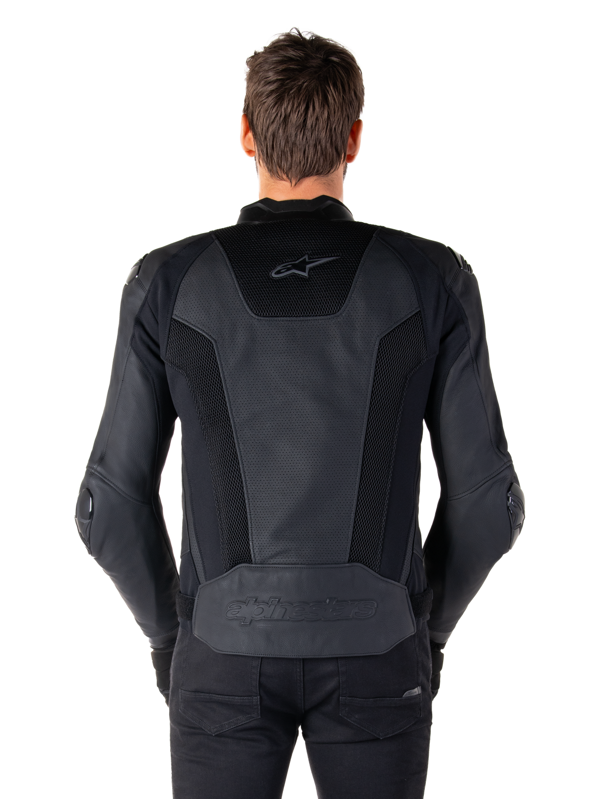 Vue arrière d'un mannequin portant la veste en cuir Alpinestars Missile V3 Airflow en noir, montrant de larges panneaux perforés et des inserts en mesh sur le dos pour la ventilation, avec le logo embossé sur le bas du dos.