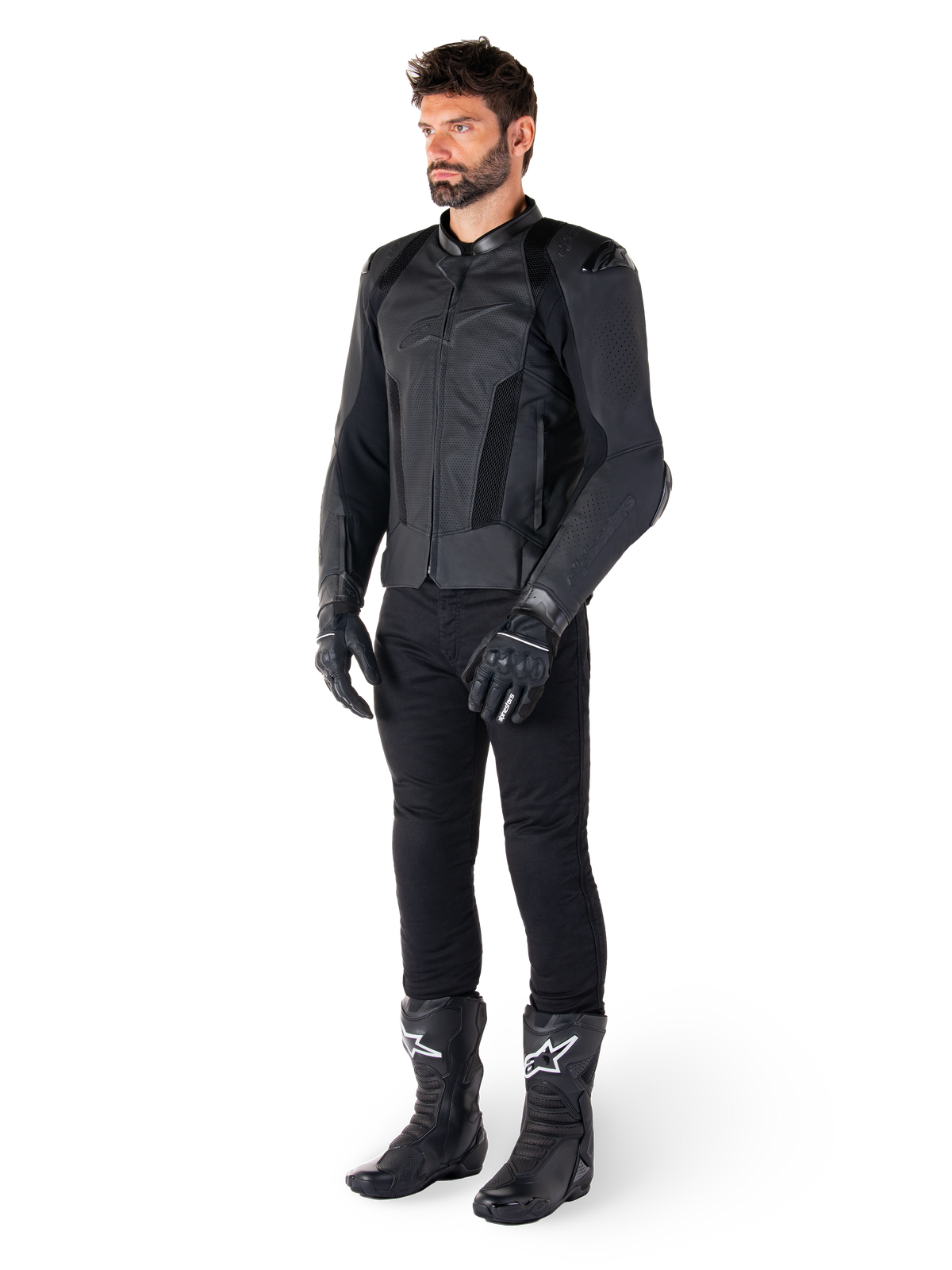 Veste en cuir Alpinestars Missile V3 Airflow, noire, portée par un pilote avec un pantalon, des gants et des bottes noirs assortis, dotée de cuir de bovin perforé pour une ventilation maximale et de protections d'épaules DFS, équipement de moto de sport haut de gamme