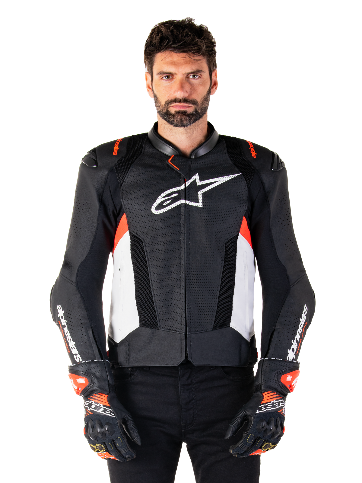 Veste en cuir Alpinestars Missile V3 Airflow, veste de moto de course, noire et blanche avec accents rouge fluo, panneaux de ventilation perforés, logo étoile blanc sur la poitrine, portée avec des gants noirs et rouges, construction en cuir de première qualité