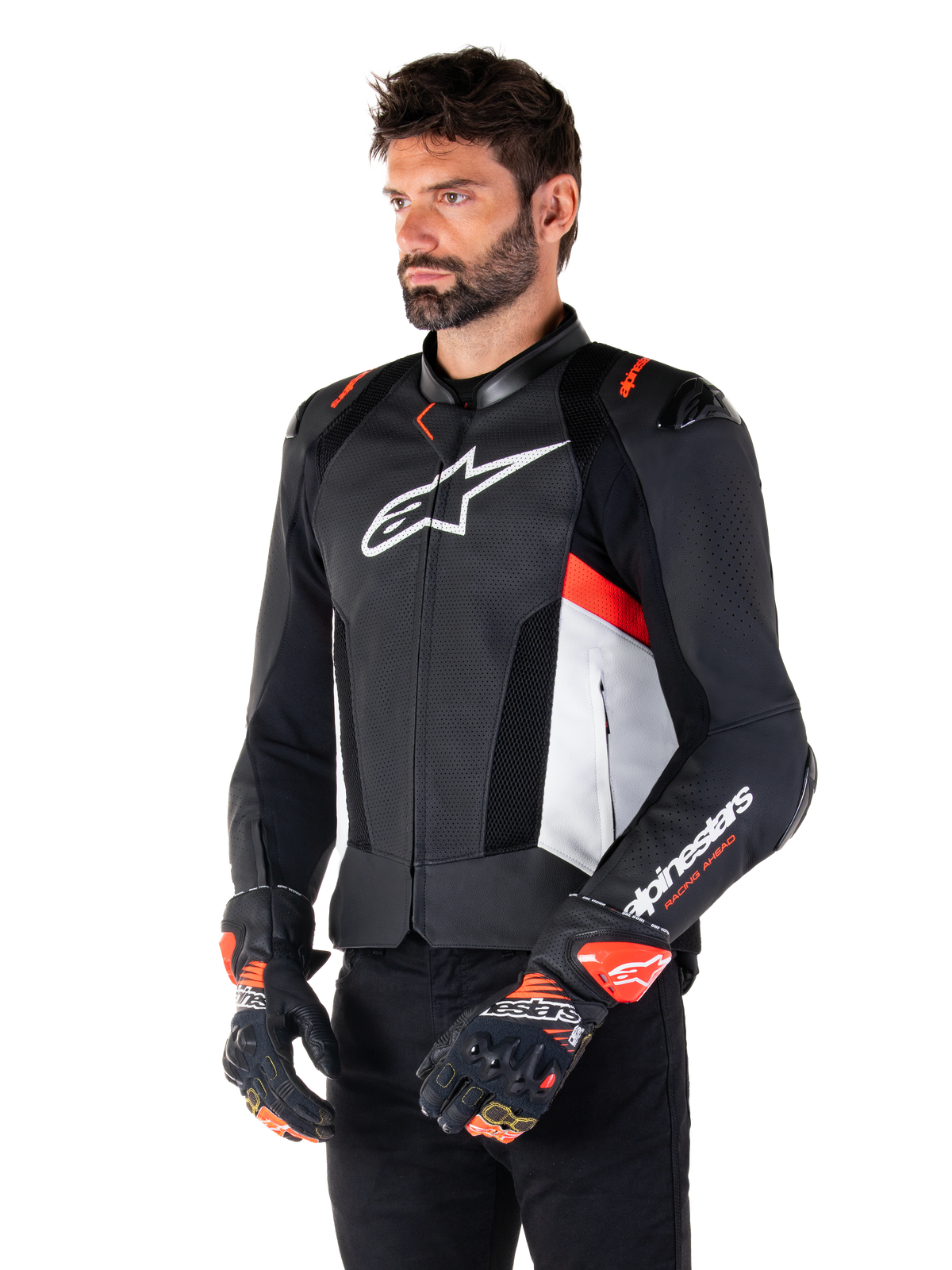 Veste en cuir Alpinestars Missile V3 Airflow, noir, blanc et rouge fluo, veste de moto racing sport, portée par un mannequin avec des gants assortis, avec panneaux en cuir perforé, grand logo blanc sur la poitrine et sliders d'épaule noirs.