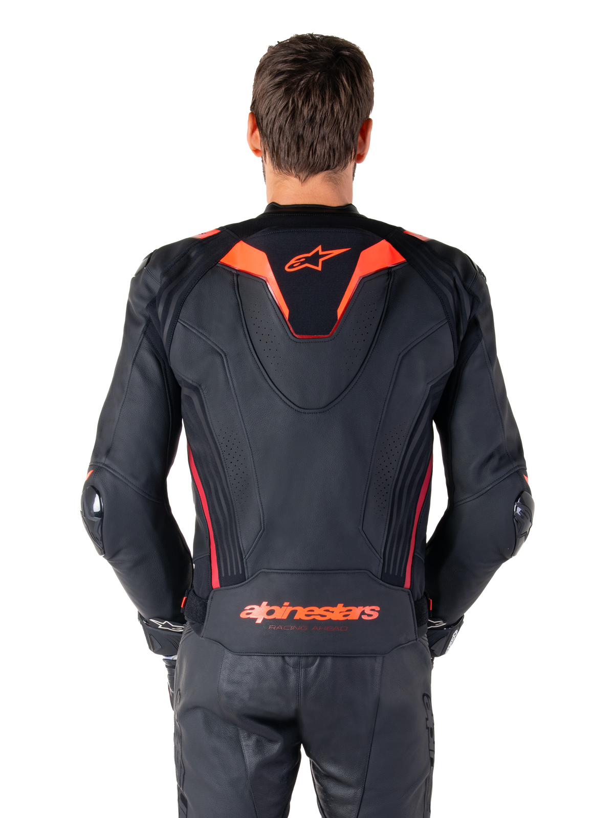 Veste en cuir Alpinestars Missile V3 Ignition, vue de dos, noir avec accents rouge fluo et rouge foncé, dotée d'une bosse aérodynamique sport, marquage Alpinestars à l'arrière, portée avec un pantalon de moto en cuir noir assorti, équipement de course de moto haute performance