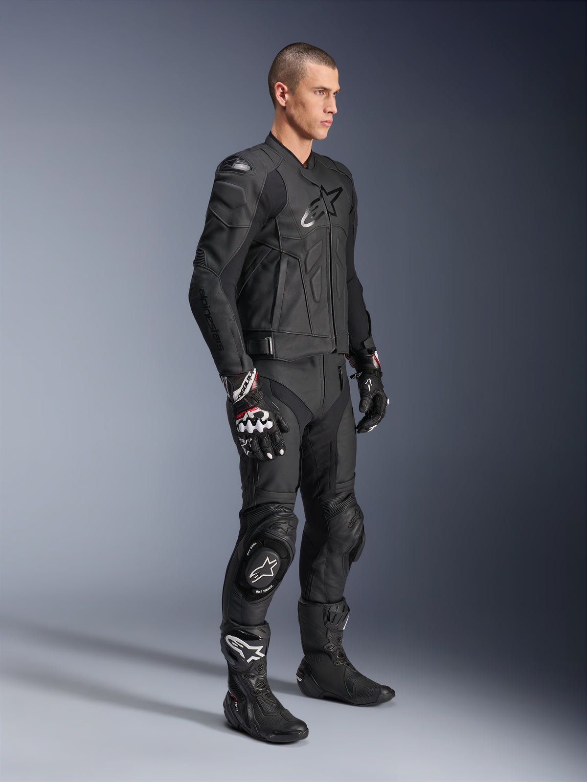Pantalon en cuir Alpinestars Missile V3, associé à une veste en cuir, des gants et des bottes noirs assortis, doté de sliders de genou et d'une coupe racing épurée, équipement de protection moto intégral noir pour la conduite sur piste et sur route