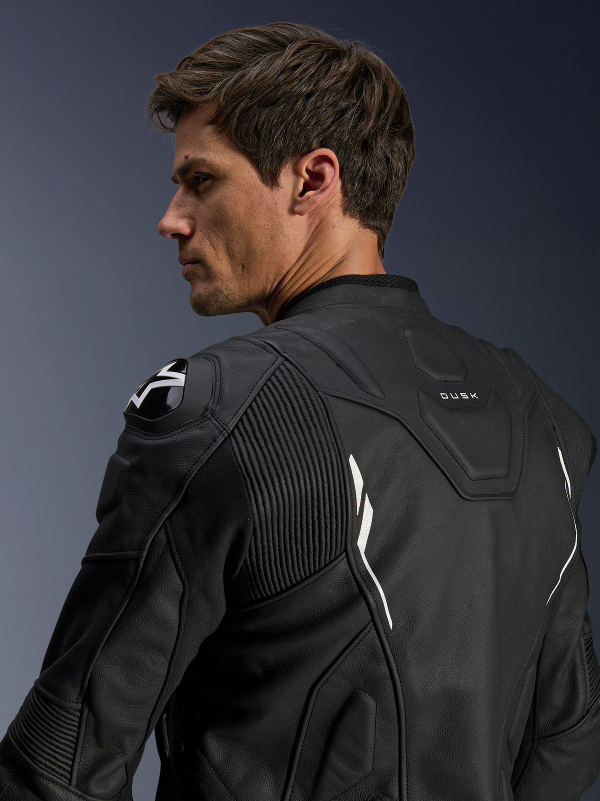 Alpinestars Dusk, veste de moto en cuir pour homme, noire et blanche, avec protections DFS et marquage DUSK au dos