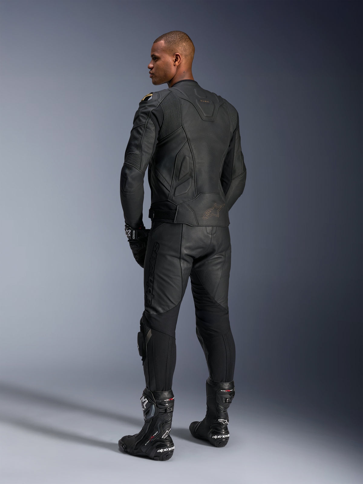 Alpinestars veste en cuir Dusk, veste de moto de course pour homme, noire, cuir premium, vue arrière sur mannequin