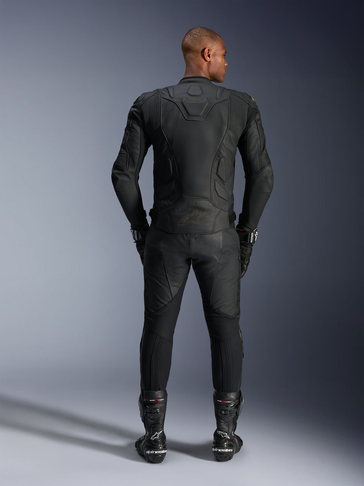 Veste en cuir Alpinestars Dusk, blouson de course noir pour homme, cuir bovin, vue de dos avec équipement de protection.