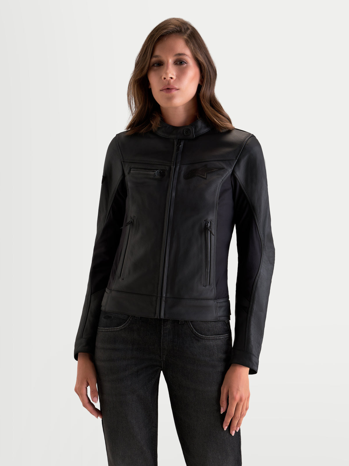 Alpinestars Stella Maver X Veste en cuir, veste de moto urbaine pour femme noire, vue de face portée par un mannequin avec une construction en cuir souple de qualité supérieure et un col officier